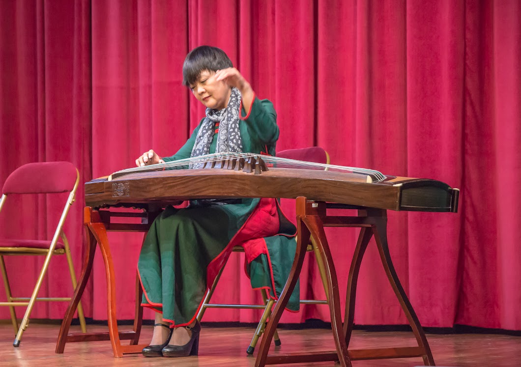 Madame WU Bing joue du guzheng